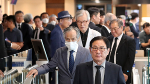 윤 대통령 부친 윤기중 교수 빈소에 이어지는 추모 발길 