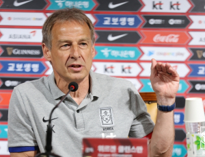 ‘해외근무 논란’ 클린스만 감독 “하반기엔 한국에 있을 것”