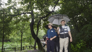 목골산 둘레길 순찰하는 '관악 둘레길 산악순찰대' 