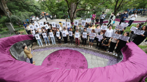“철거만이 답” “위안부 역사 지우기”...‘기억의 터’ 임옥상 작품 놓고 대치