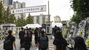 추모객으로 붐비는 서이초등학교