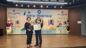 산청 웰빙그린딸기농원 안종균씨, 세계농수산업기술상 대상 수상