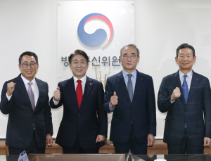 “요금 전면 재검토 모색해야” 통신 3사 만난 이동관 위원장