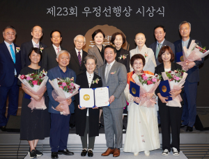 47년간 만학도 보듬은 상록야학…코오롱 우정선행상 수상