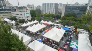 궃은 날씨에도 북적이는 '2023 추석맞이 강남구 직거래장터'