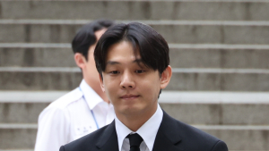 수갑 찬 유아인에 “영치금 써라” 돈다발 던진 시민