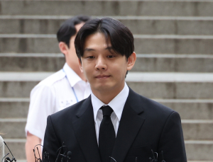 수갑 찬 유아인에 “영치금 써라” 돈다발 던진 시민