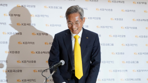 노란 넥타이' 윤종규 KB회장, 웃으며 퇴장합니다