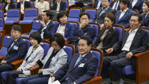굳은 표정의 더불어민주당 최고위원들