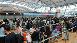 '추석 황금연휴' 여행객으로 북적이는 인천국제공항
