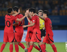한국 축구, 개최국 중국과 8강전…걱정거리도 한가득