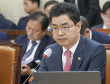 질의 답변하는 김창기 국세청장