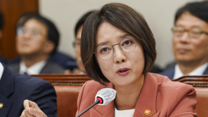 질의 답하는 이영 중소벤처기업부 장관
