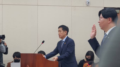 금융위원장의 불편한 ‘저희 정부’ 발언