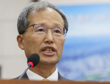 답변하는 김한영 국가철도공단 이사장