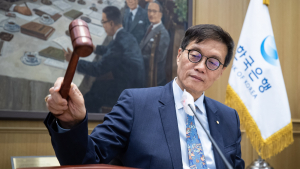 금융통화위원회 주재하는 이창용 총재