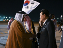 윤 대통령, 사우디 도착…빈 살만 왕세자와 정상회담