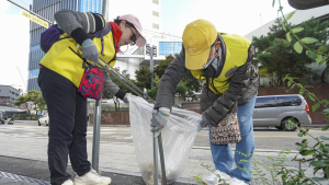 '다 같이 줍자' 신촌에서 열린 플로깅 