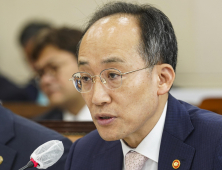 종합감사 질의에 답하는 추경호 부총리 겸 기획재정부 장관