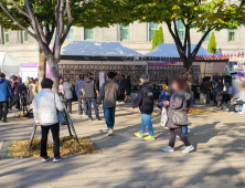 ‘이태원 참사 1주기’ 합동분향소 뒤돌린 與 조화 [쿡 정치포토]