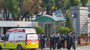 용산 대통령실 앞 경찰관 2명 흉기 피습…70대 체포