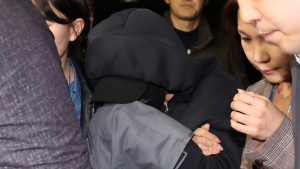 ‘사기 혐의’ 전청조 경찰서 압송…얼굴 가리고 질문엔 묵묵부답