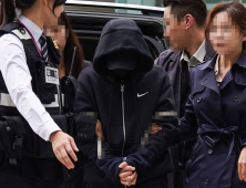 모자와 마스크로 얼굴 가린 전청조 '묵묵부답' 