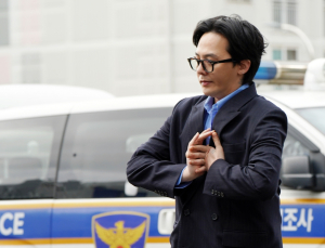 '마약 안했다' 지드래곤,  여유 있는 모습으로 경찰서 입장
