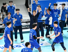 순위표 지각 변동…남자부 판도 바꾼 삼성화재·우리카드