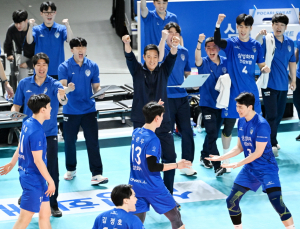 순위표 지각 변동…남자부 판도 바꾼 삼성화재·우리카드