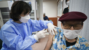 코로나19 고령층 확진자 3000명대…백신 접종 권고하는 이유