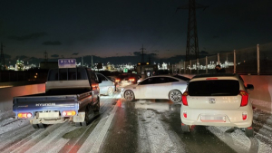 쿵쿵쿵쿵쿵…밤새 내린 눈에 곳곳 연쇄 추돌사고