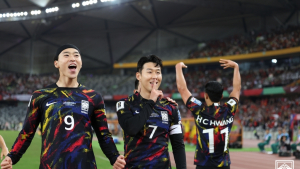 한국, 중국과 전반전 2대 0 리드…손흥민 PK와 헤더로 한 골씩