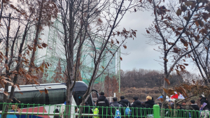 수원 강등에 팬들도 분노…홍염 이어 ‘버스 막기’까지