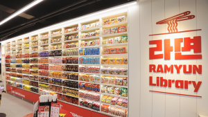 “225종 라면 총집합” CU, ‘K-라면 특화 편의점’ 오픈