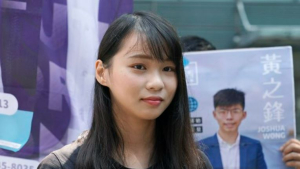 ‘조건부 출국’ 홍콩 민주화 운동가 “돌아가지 않겠다” 선언