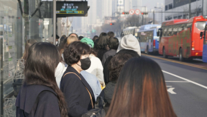 강남서 차도로 넘어진 40대, 버스 치여 숨져