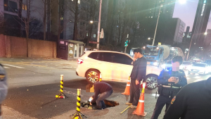 서울 청담역 인근 1m 싱크홀 발생…차로 통제