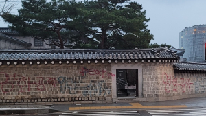 경복궁 담벼락에 “영화공짜” 낙서…용의자 추적 중