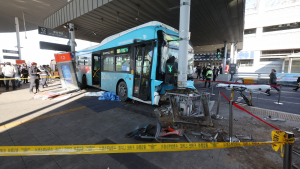 ‘수원역 버스사고’ 기사 “실수로 엑셀 밟아”