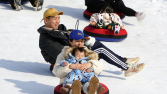 '찬바람 가르며 쌩쌩' 남녀노소 즐거운 눈썰매