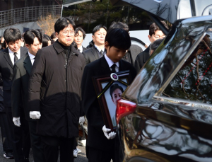 눈물 속 영원한 잠으로…故 이선균 발인 엄수