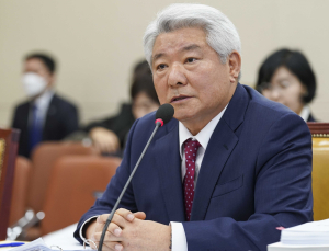 尹 대통령, 김홍일 방통위원장 임명…“현충원 참배로 업무 시작”