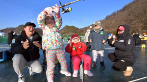 '화천 산천어축제' 10만 방문객 속 개막