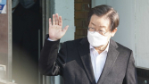 손 흔들며 퇴원하는 이재명