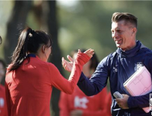 벨 감독·신만길 AFC 부총장, 축구종합센터 건립에 각각 1000만원 기부