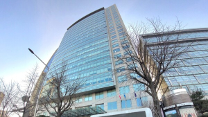 흥국생명 팬 뿔났다…옐레나 거듭된 부진에 ‘트럭 시위’