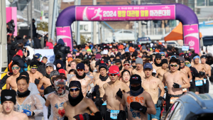 ‘추위야 물러가라’ 알몸 마라토너들 