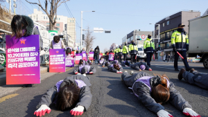 이태원 참사 유족들,  ‘특별법 공포 촉구’ 오체투지 