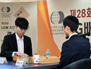 ‘신공지능’ 신진서 9단, LG배 결승 1국 승리 [바둑]